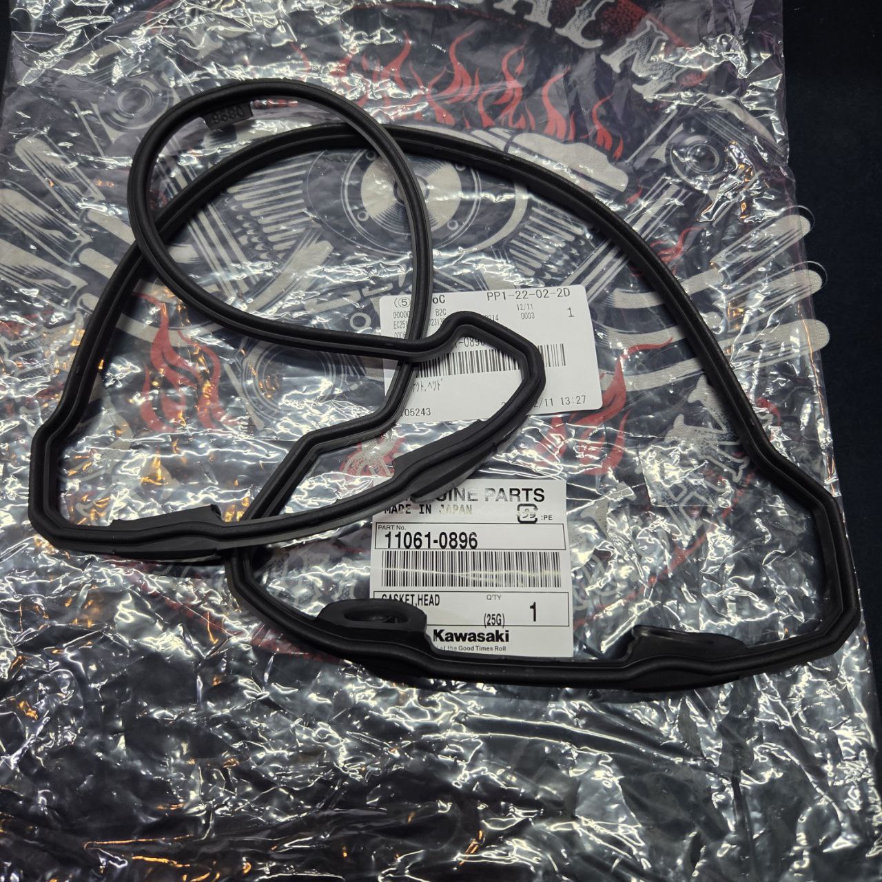 54e447c66e3249065aa7853e6e5fee47.jpg Прокладка клапанной крышки Kawasaki OEM 11061-0896 KLZ 1000, Kawasaki ZR 1000, Kawasaki ZX 1000