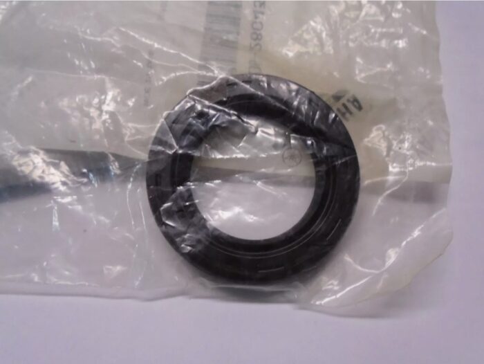 Пыльник колеса Yamaha 93106-28043-00 28*44*7mm