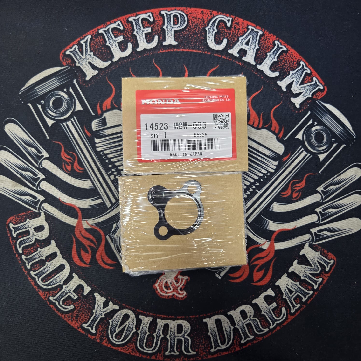 b025ef678211c9f52d5960583ea4921c.jpg Прокладка натяжителя цепи ГРМ Honda оригинал (арт. 14523-MCW-003) | аналоги 14525-MFA-D01, 14525MFAD01, 14523MCW003